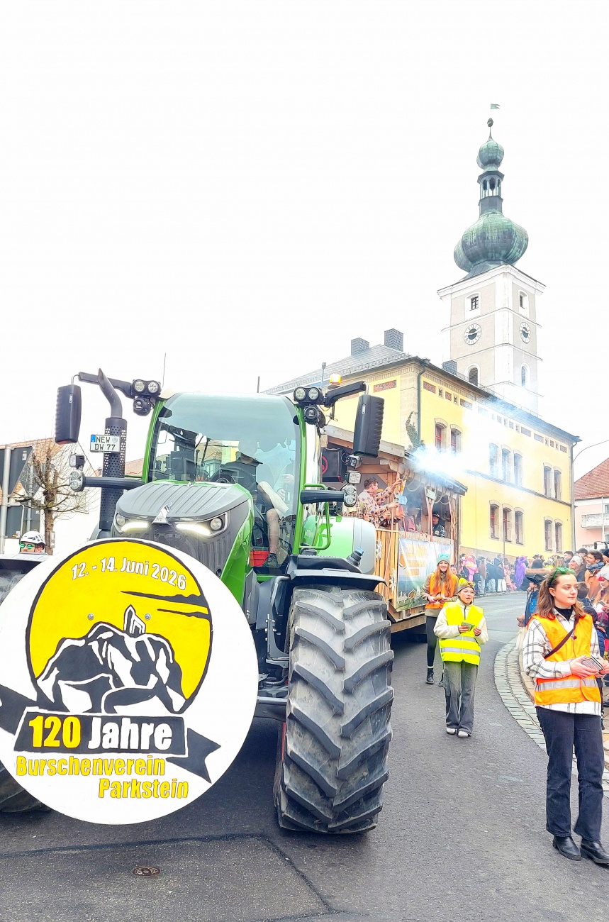 Burschenverein Parkstein, im Hintergrund der Kirchturm der Kirche von Pressath...

Faschingszug Pressath 2026