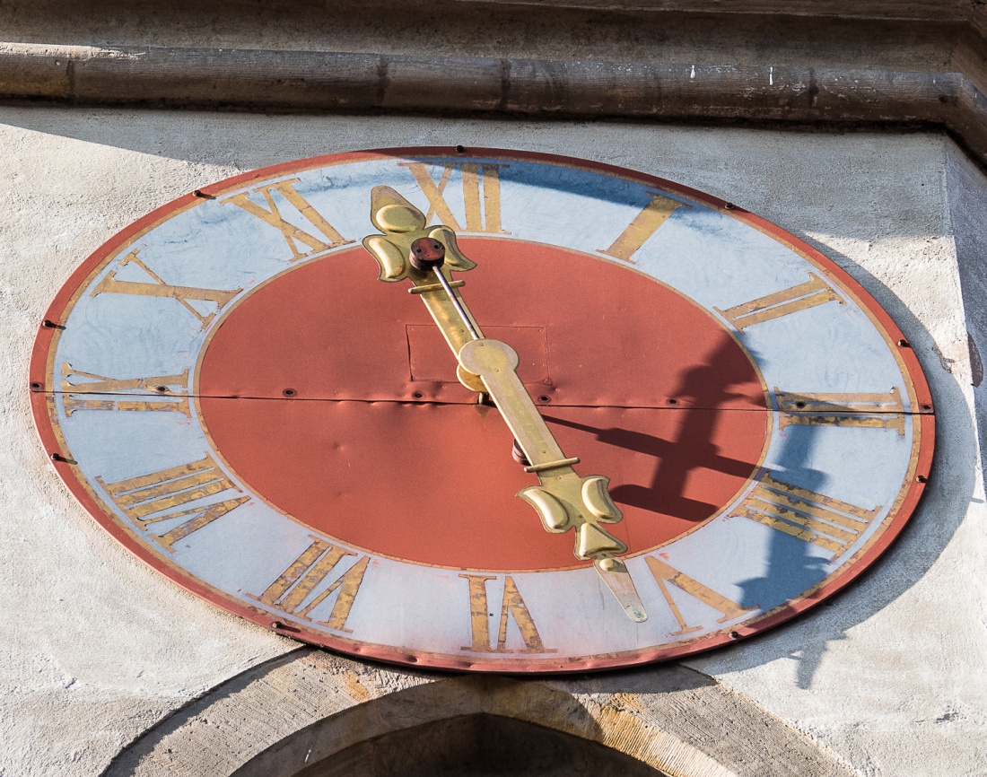 Foto: Martin Zehrer - Genau gegenüber... Die Zeiger der Kirchturm-Uhr von Kemnath... 