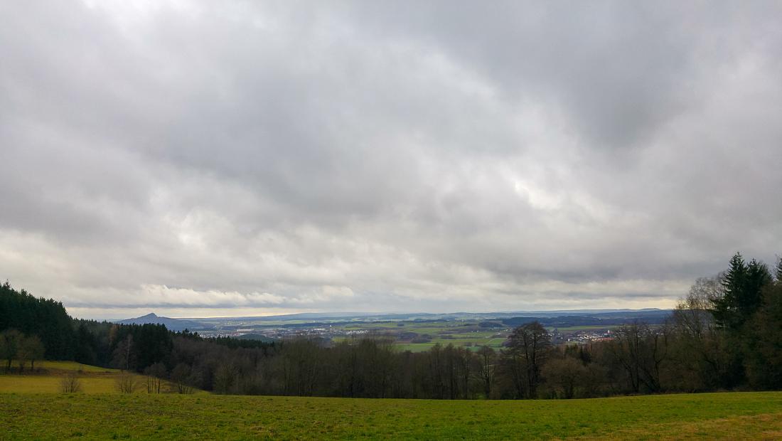 Foto: Martin Zehrer - Das Wetter am 7. Dezember 2019... Nicht wirklich einladend!<br />
<br />
Der Blick geht vom zinster Hügel aus übers kemnather Land. Hinten links ist der Vulkan-Kegel Rauher Kulm zu 