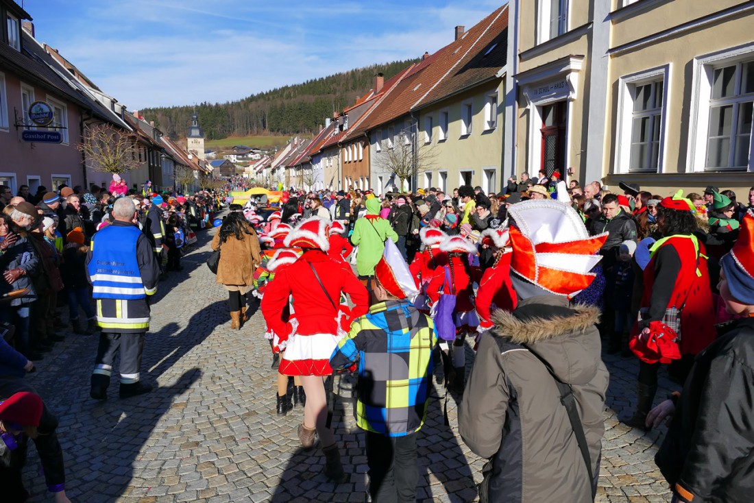 Foto: Martin Zehrer - Die ersten Narren ziehen vorbei :-)<br />
44. Faschingszug durch Waldeck am 7. Februar 2016!<br />
<br />
Tanzen, lachen und Gaudi machen ;-)<br />
<br />
Viele Gaudiwagen und unzählige Besucher  