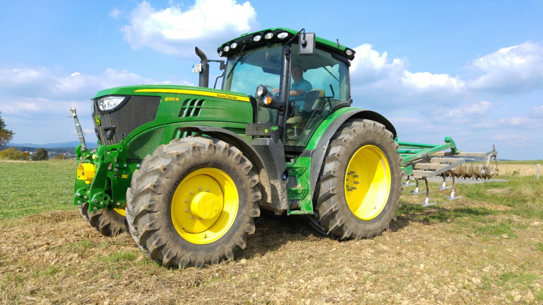 Foto: Martin Zehrer - John Deere 6155R auf dem Acker zwischen Lochau und Neuhof bei der Arbeit 