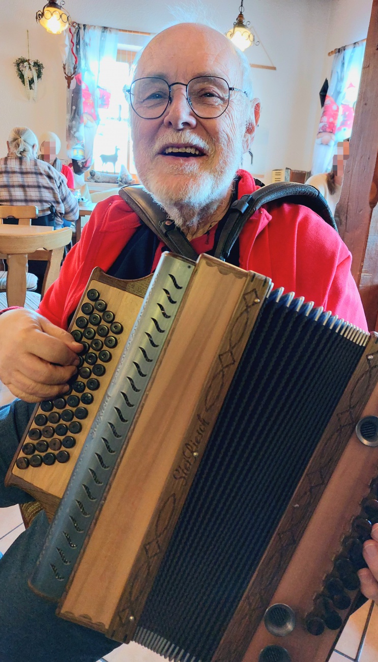 Heute gabs zünftige Musik im Mesnerhaus auf dem Armesberg. 
Es trafen sich zahlreiche Musikanten und ab 14 Uhr wurde dann aufgespielt.
