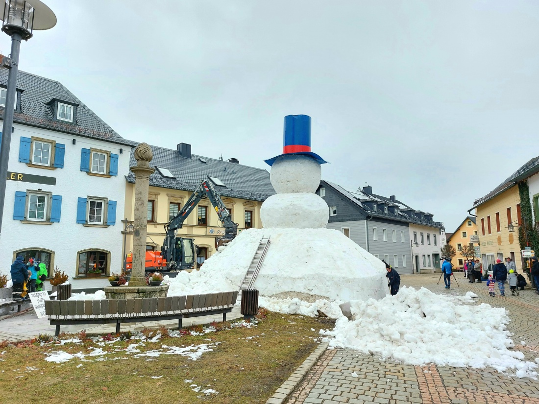 Foto: Martin Zehrer - Es ist soweit... der riesige Schneemann von Bischofsgrün steht stolz am Marktplatz.  