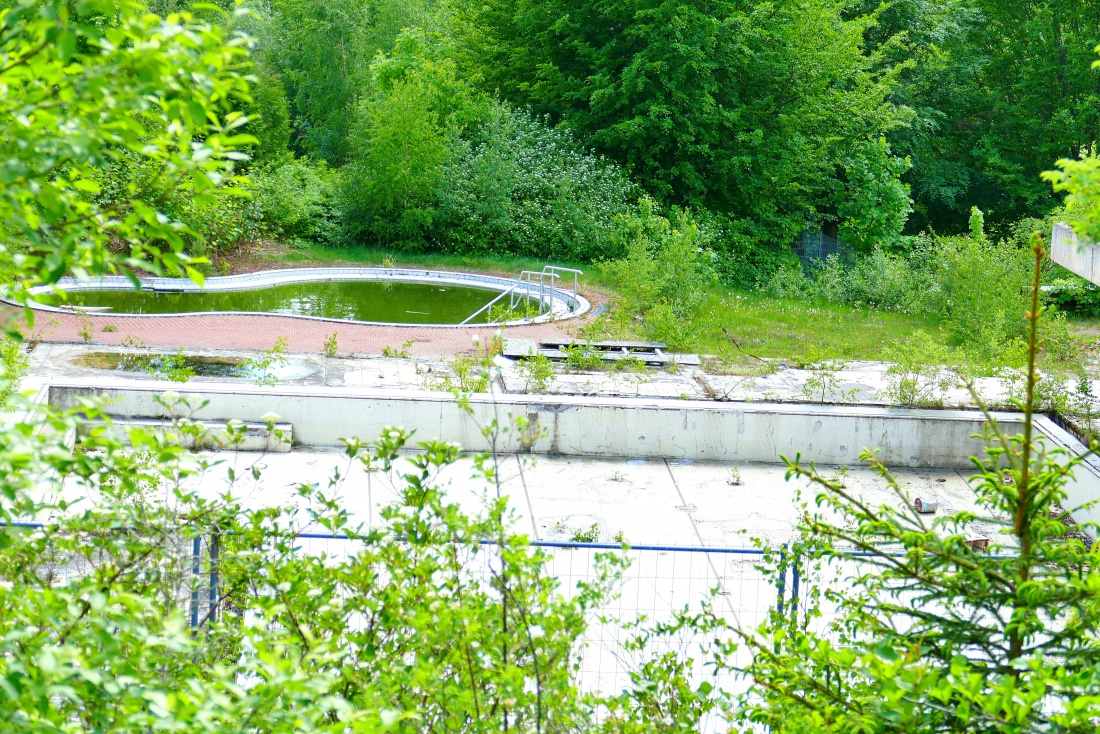 Foto: Martin Zehrer - Schwimmbad-Ruine in Fichtelberg...<br />
Durch ein schweres Feuer zerstört, verweilt nun die Ruine des Bades schon seit Jahren in diesem Zustand.<br />
Zu erkennen ist das große Sc 