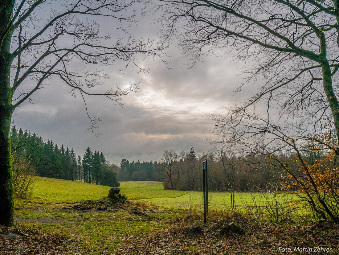 Foto: Martin Zehrer - Vom Armesberg runter kommend, durchläuft man noch eine kleine "Hohl-Gasse". Am Ende dieser Gasse erwartet einem dann dieser An- bzw. Ausblick. 