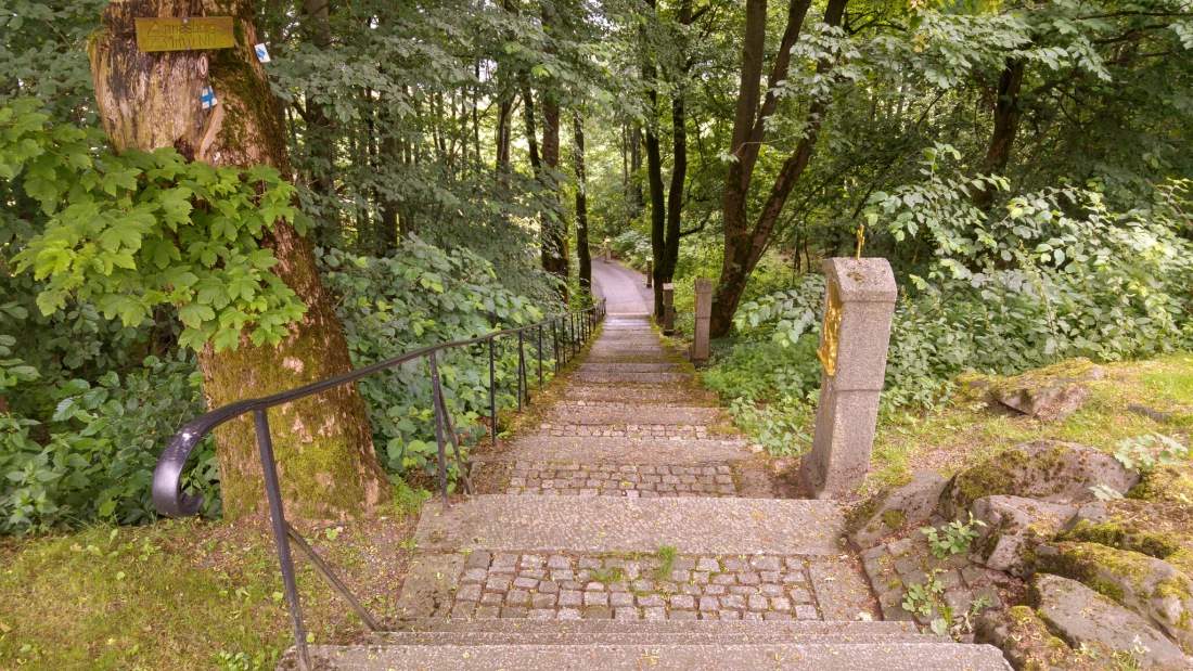 Foto: Martin Zehrer - Treppen-Aufstieg zum Gipfel des Armesbergs... Oben erwartet einem die Kirche und eine einmalige Aussicht in das Fichtelgebirge, kemnather Land und zum Steinwald... 