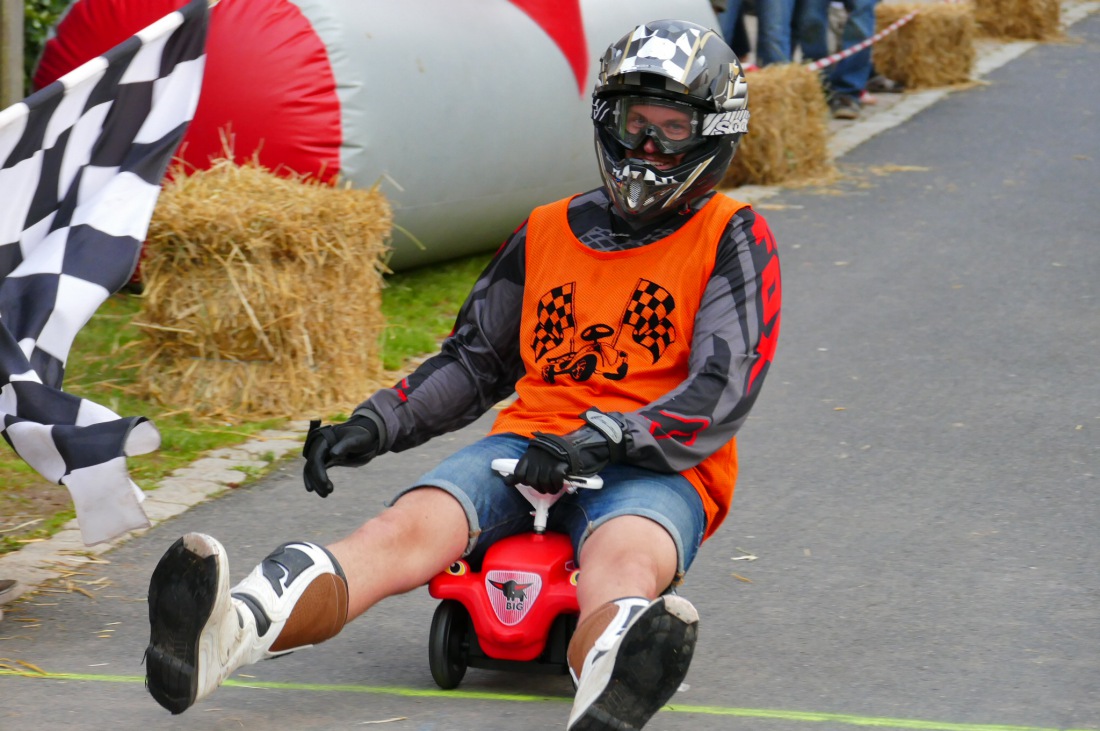 Foto: Martin Zehrer - Genial - Die legendären Bobbycar Meisterschaft in Preißach. <br />
"Den of Vice" veranstaltete heute das 3. Bobbycar-Rennen durch die Ortschaft Preißach. <br />
Zig Starter rasten  
