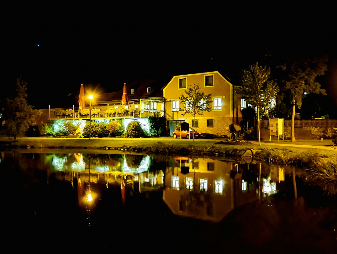 Foto: Martin Zehrer - Nacht-Fantasie in Kemnath am Stadtweiher... 