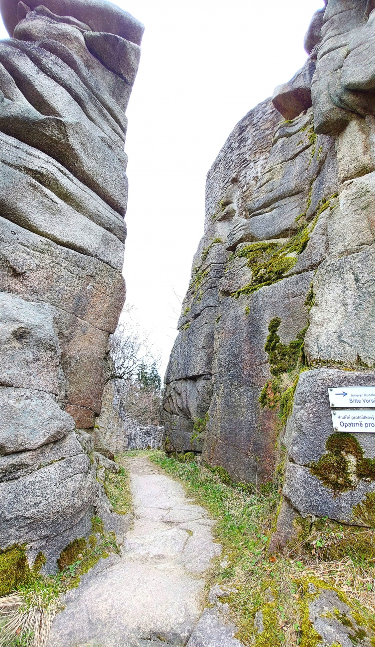 Foto: Martin Zehrer - Felsenschlucht an der Burgruine Weißenstein.  