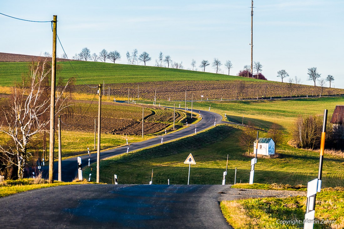 Foto: Martin Zehrer - In der Abendsonne - Straße zum Armesberg hoch... 