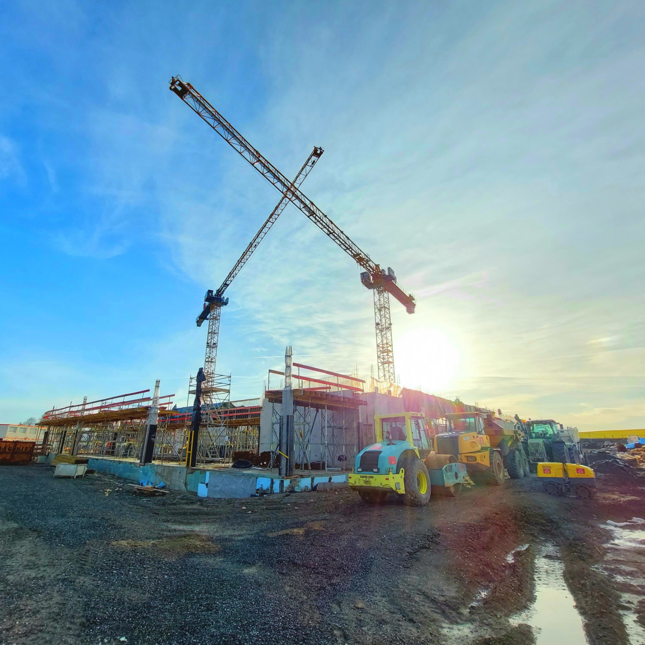 Foto: Martin Zehrer - Zwei Kräne auf der Realschul-Baustelle in Kemnath.  