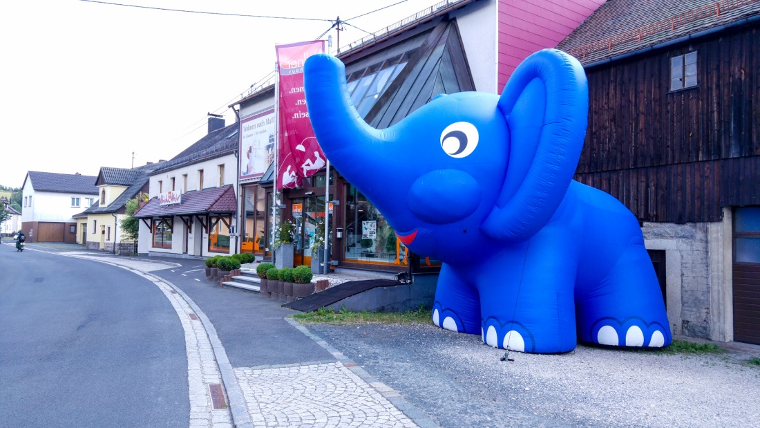 Foto: Martin Zehrer - Entlaufener Riesenelefant aufgetaucht. Wer durch Ebnath fährt, wird am Möbelhaus Kellner diesen freundlichen, blauen Dickhäuter entdecken. 