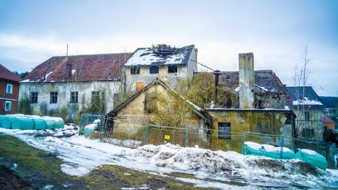 Foto: Martin Zehrer - Vergangenes zwischen Schlammersdorf und Creußen<br />
<br />
Langsam nagt die Zeit an dem Gebäude, Birken wachsen direkt aus den Wänden heraus und sprengen die Mauern. Der Dachstuh 