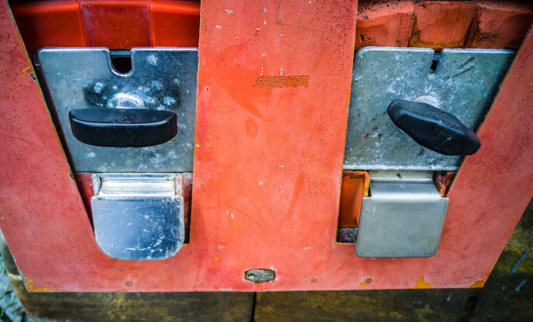 Foto: Martin Zehrer - Blick auf den Kaugummikasten oder auch Kaugummi-Automat genannt... In unserer Kindheit bestimmt alltäglich und in jedem kleinen Dorf an den Scheunen befestigt ;-) 