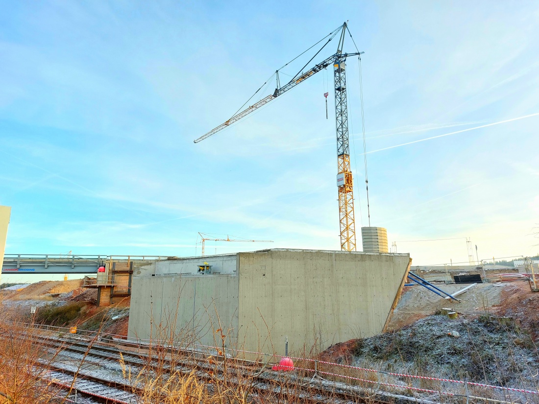 Foto: Martin Zehrer - Rechts ein riesiges Auflager für die neue Brücke und im Hintergrund ist einer der Baustellen-Kräne zu erkennen.<br />
Es geht voran im Brückenbau zwischen Höflas und Neustadt  