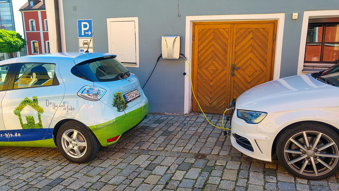 Foto: Martin Zehrer - Es werden immer mehr. Hier teilen sich zwei E-Autos die Ladesäule am Rathaus in Eschenbach... 