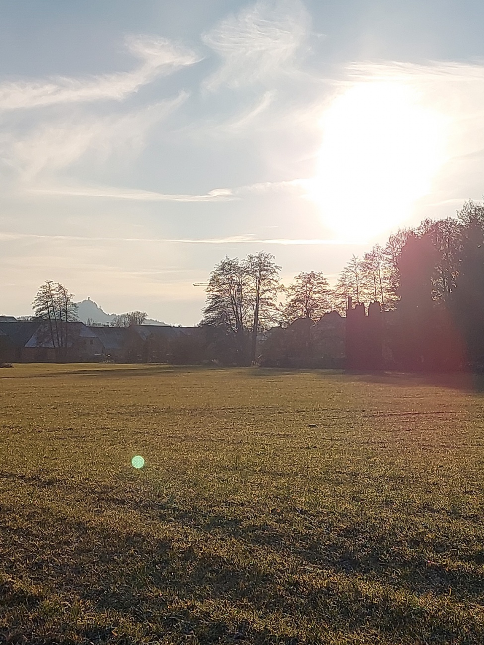Foto: Martin Zehrer - Die Wintersonne küsst zarte Wiesen und malt den rauen Kulm in goldenes Licht, während Schatten gently flüstern. 