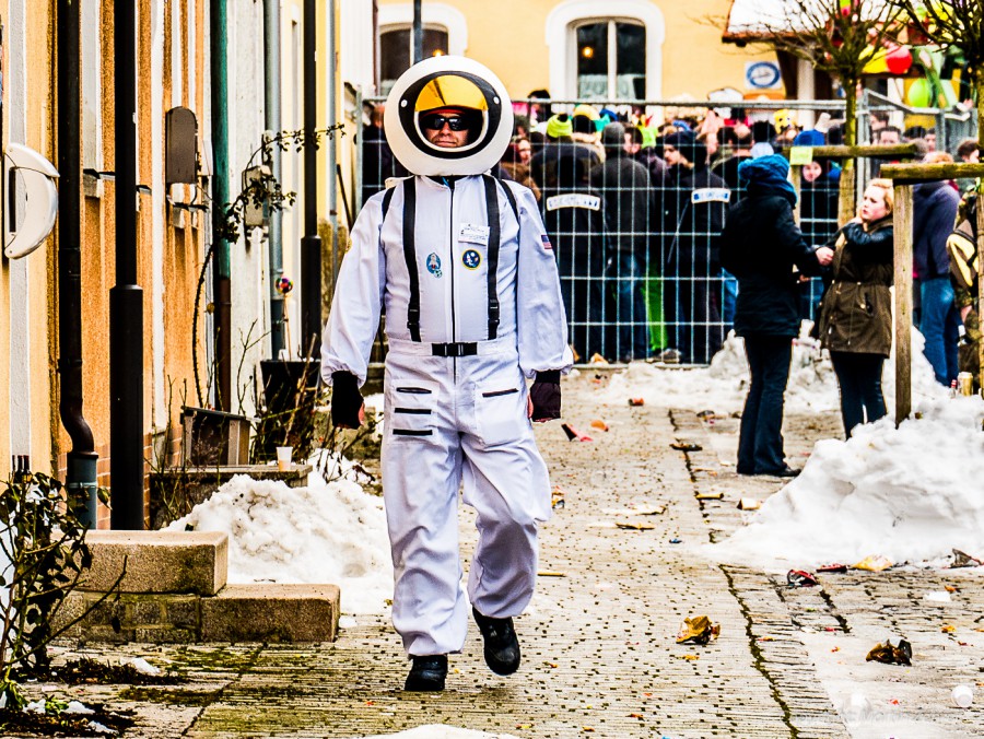 Foto: Martin Zehrer - Faschingszug durch Waldeck. Am Sonntag, den 15.2.2015 war es wieder so weit. Ein langer Zug<br />
mit zig Gaudiwagen und Hunderten Narren zog durch den Waldecker Markt. Mit vi 