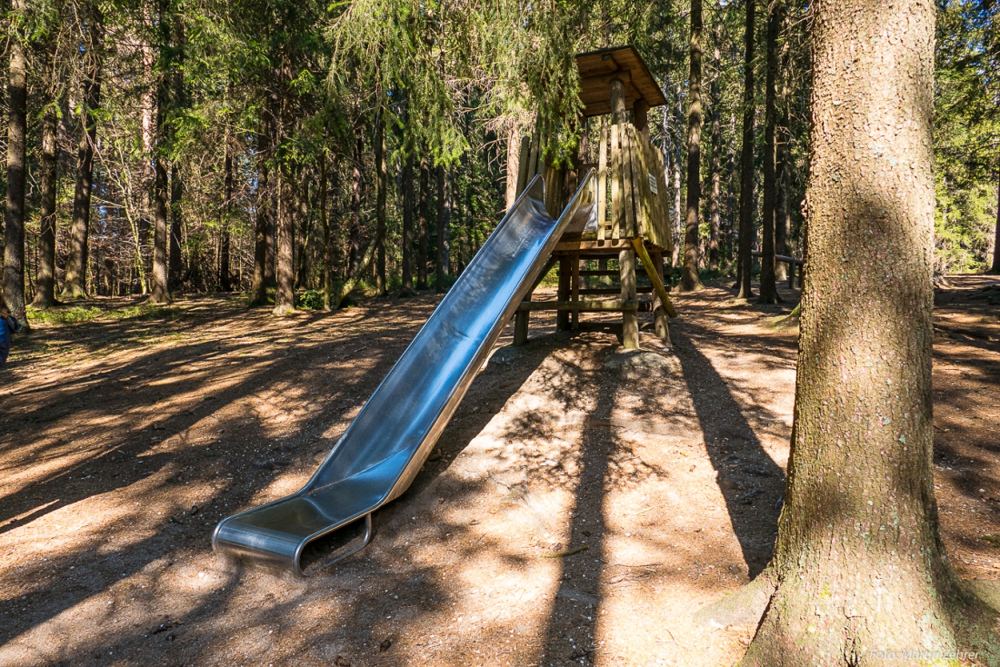 Foto: Martin Zehrer - Auch ein Spielplatz befindet sich im Wald am Fichtelsee... Hier die Rutschbahn in den Waldboden hinab... ;-) 