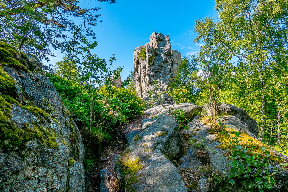 Foto: Martin Zehrer - Er ragt übers Felsenmeer hinaus. Zahlreiche unterschiedliche Steinformationen sind im Steinwald beim Wandern zu entdecken. Es sollen auch noch Edelsteine im Steinwald zu  