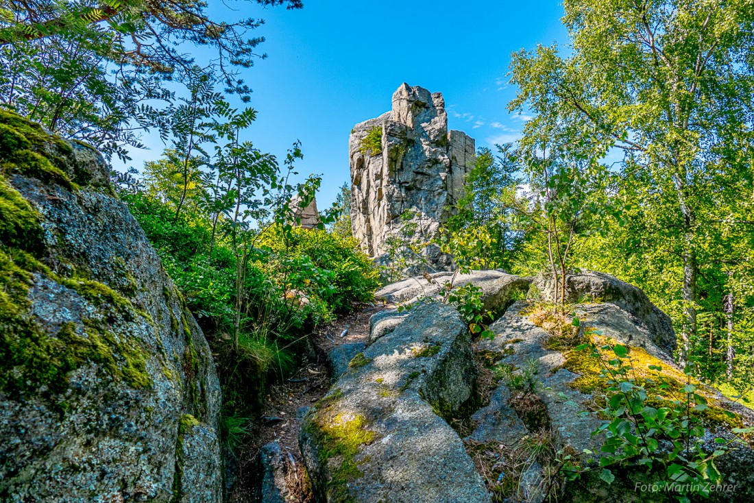 Foto: Martin Zehrer - Er ragt übers Felsenmeer hinaus. Zahlreiche unterschiedliche Steinformationen sind im Steinwald beim Wandern zu entdecken. Es sollen auch noch Edelsteine im Steinwald zu  