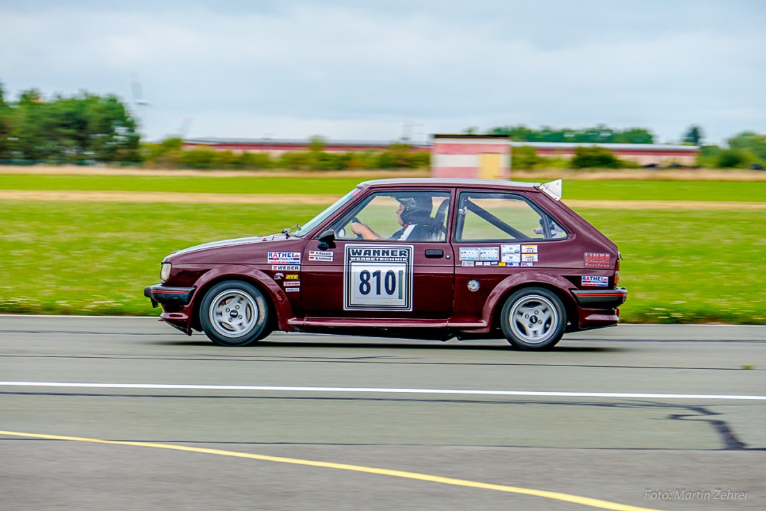 Foto: Martin Zehrer - Ein Ford Fiesta XR2 beim Slalom-Rennen am Bindlacher Flugplatz. Auch Frauen nahmen teil... 