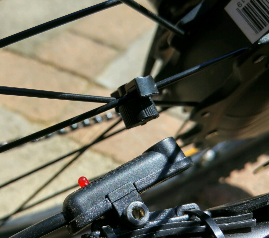 Foto: Martin Zehrer - Unterwegs mit dem neuen E-Bike...<br />
<br />
Hier der Impulsgeber für den Fahrrad-Tachometer. Mir ist schleierhaft, wie ich den Sensor noch näher an den Magneten bringen soll, so 