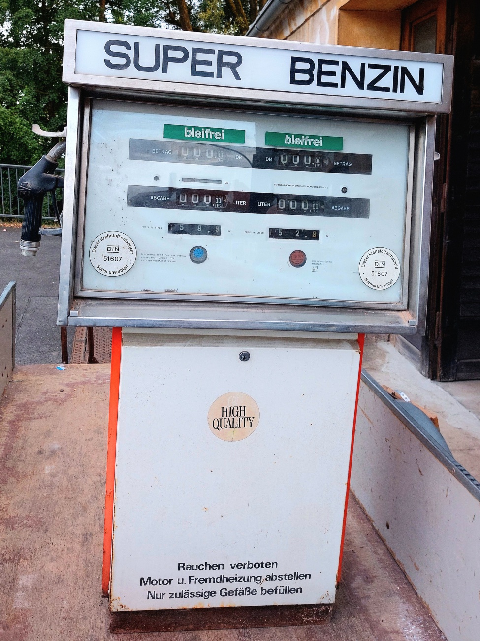 Foto: Martin Zehrer - Ein Stück Tankstellen-Geschichte.<br />
Diese Zapfsäule stammt von der Tankstelle Schinner in Kemnath. <br />
Sie wurde vermutlich in den 1990ern wegen neuer Vorschriften abgebaut. 