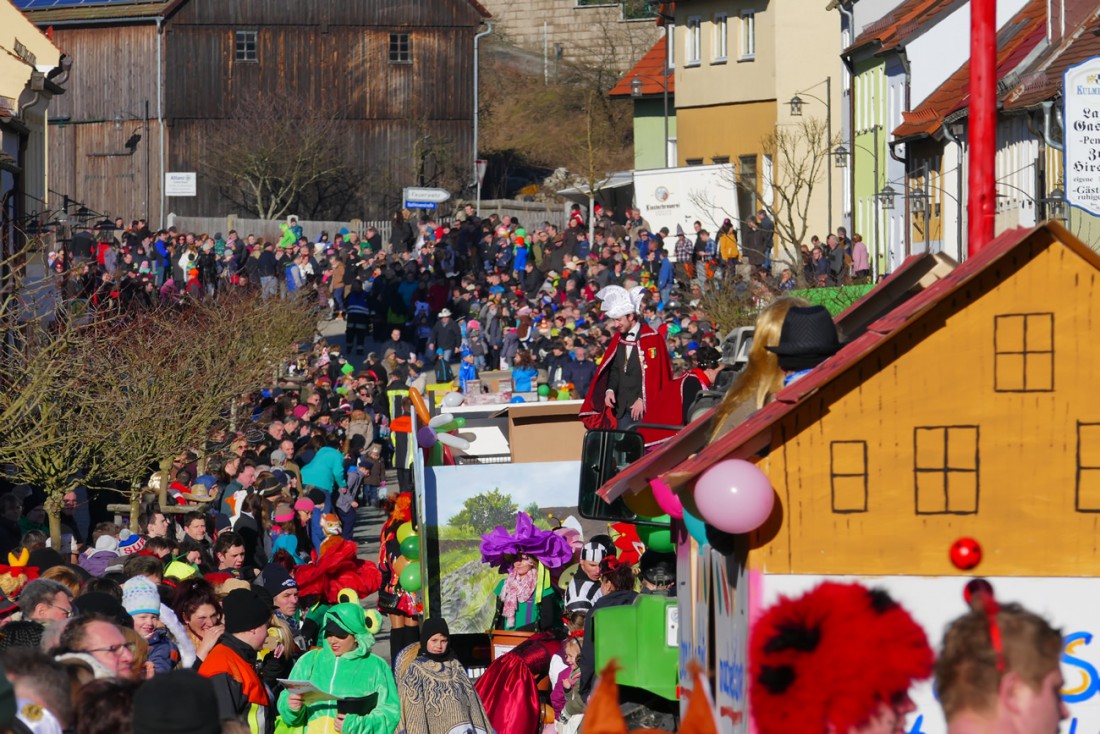 Foto: Martin Zehrer - Viele, viele Menschen...<br />
<br />
44. Faschingszug durch Waldeck am 7. Februar 2016!<br />
<br />
Tanzen, lachen und Gaudi machen ;-)<br />
<br />
Viele Gaudiwagen und unzählige Besucher trafen in 