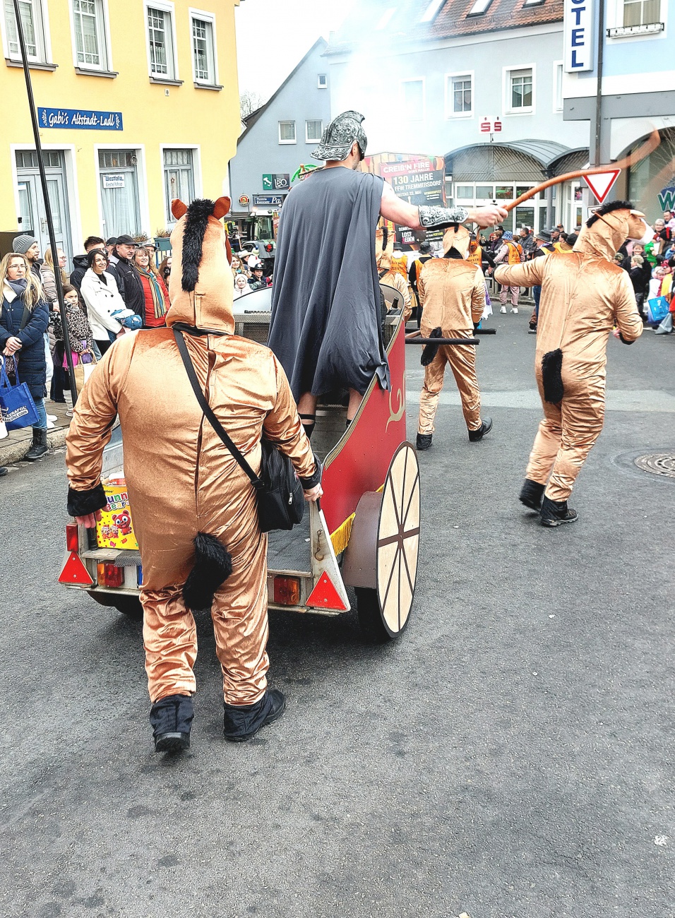 Das Bild zeigt den Faschingsumzug in Pressath 2026 mit ausgelassener Stimmung und vielen feiernden Menschen.
Auf einem festlich geschmückten Wagen feiern junge Leute bei Musik und guter Laune.
Zahlreiche Besucher in bunten Kostümen säumen die Straßen und genießen das Spektakel.
Seifenblasen, Farben und fröhliche Gesichter prägen das lebendige Bild des Faschings.
Der Fasching in Pressath verbindet Gemeinschaft, Tradition und pure Lebensfreude.
