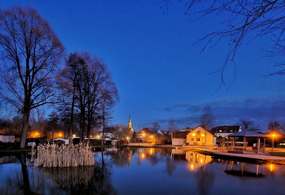 Foto: Jennifer Müller - Der Eisweiher in Kemnath im nächtlichen Glanz. 