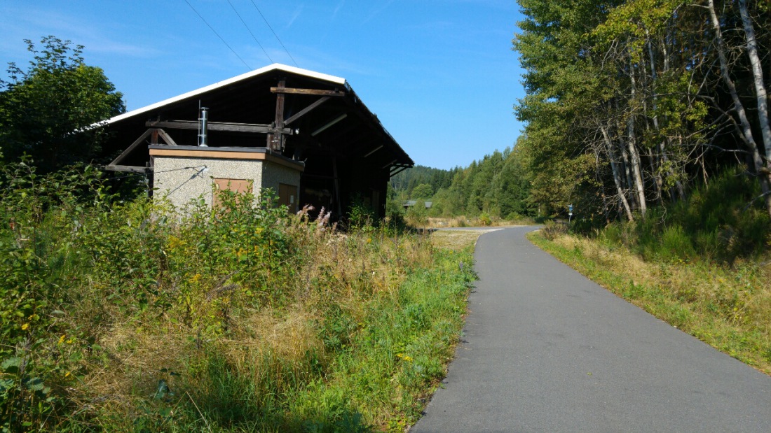 Foto: Martin Zehrer - Vorbei an den Betriebsgebäuden der ehemaligen Bierfilzl-Fabrik Götz<br />
<br />
Entlang am Fichtelnaab-Radweg, von Hermannsreuth nach Fichtelberg, zum Ochsenkopf hoch 