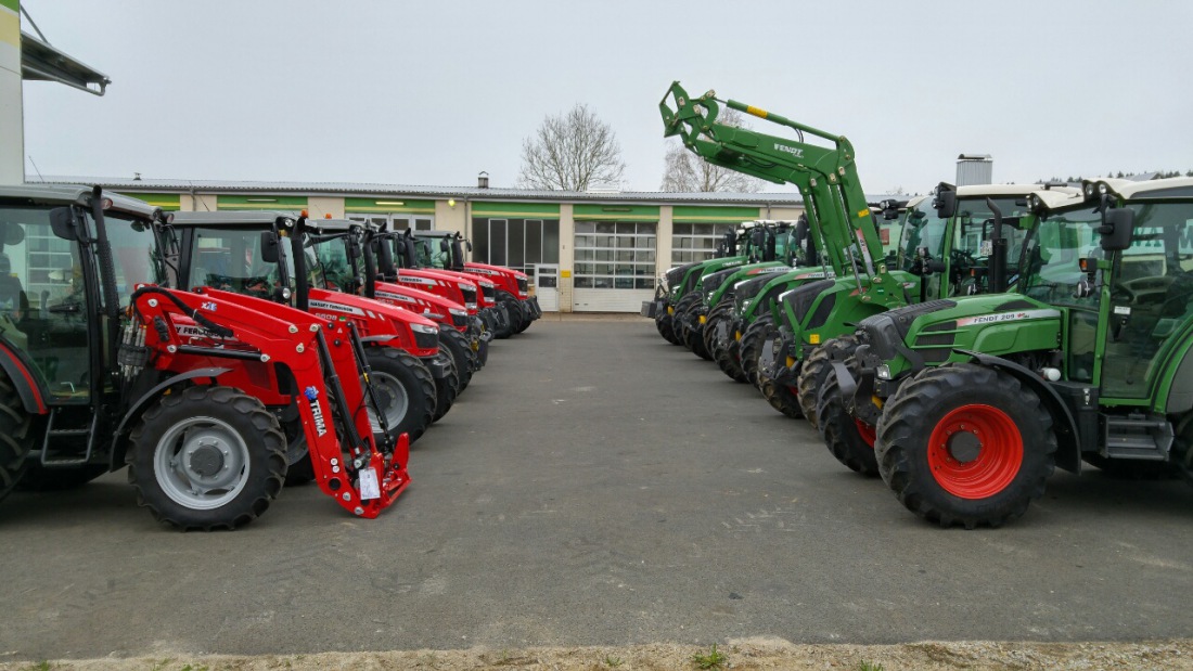 Foto: Martin Zehrer - Sie stehen bereit. Traktoren unterschiedlicher Hersteller. Zu sehen auf der Jubiläumsausstellung der Firma howa in Neusorg.<br />
<br />
Samstag:<br />
Land- und Forstmaschinen-Ausstell 