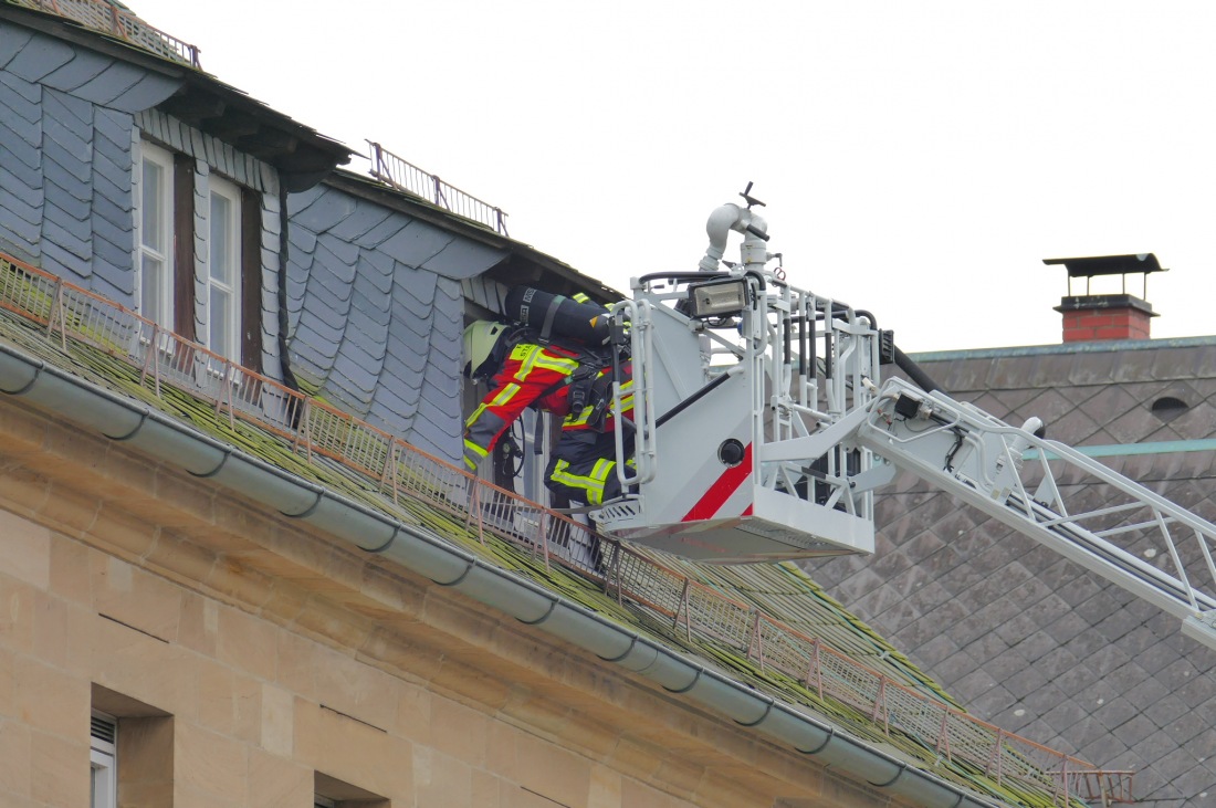 Foto: Martin Zehrer - Feuerwehr-Einsatz am kemnather Rathaus<br />
<br />
Ganz schön hoch! - Mit Atemschutz von der Drehleiter ins Dachfenster einsteigen... wow<br />
 