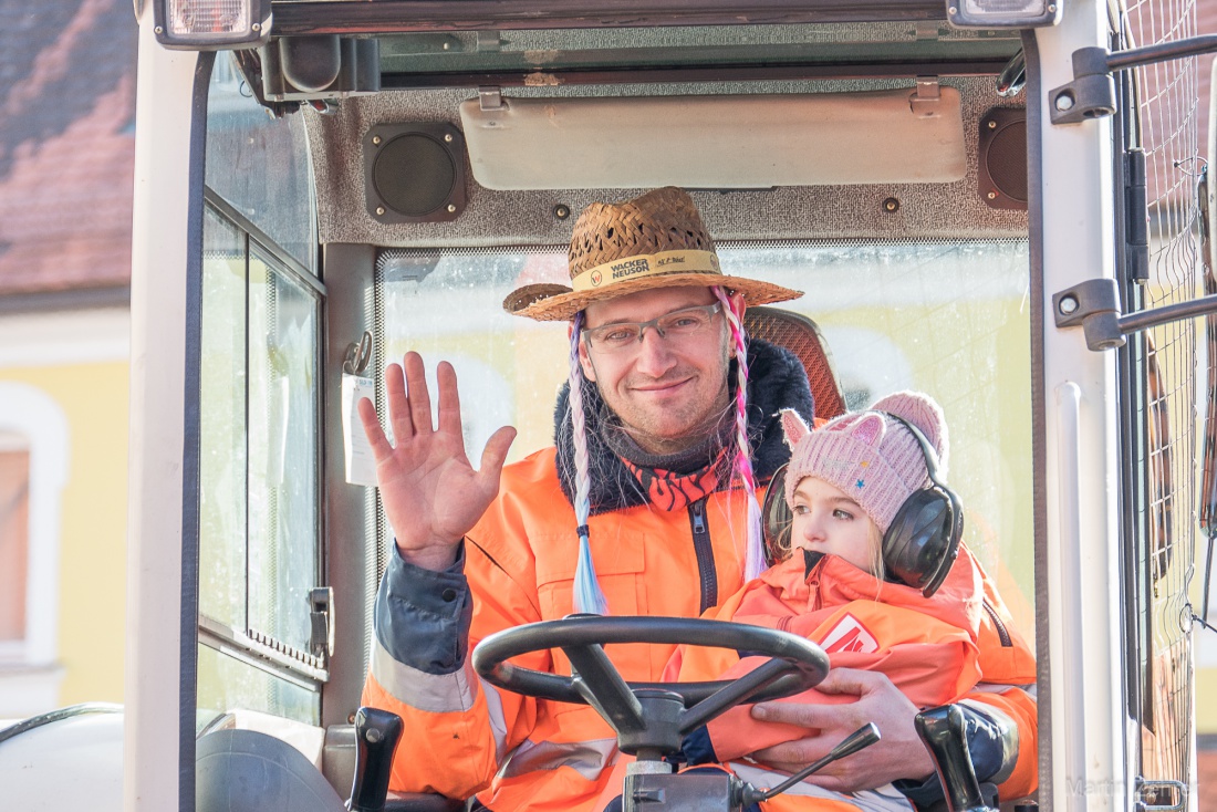 Faschingszug durch Waldeck 2026 - WCV Helau!!!

Am 15. Februar 2026 war es wieder soweit. Tausende Besucher jubelten den Narren zu, das Wetter wurde wie bestellt, wunderschön. Die Sonne strahlte und alle Menschen waren voller Faschings-Laune. WCV Helau!!!!
