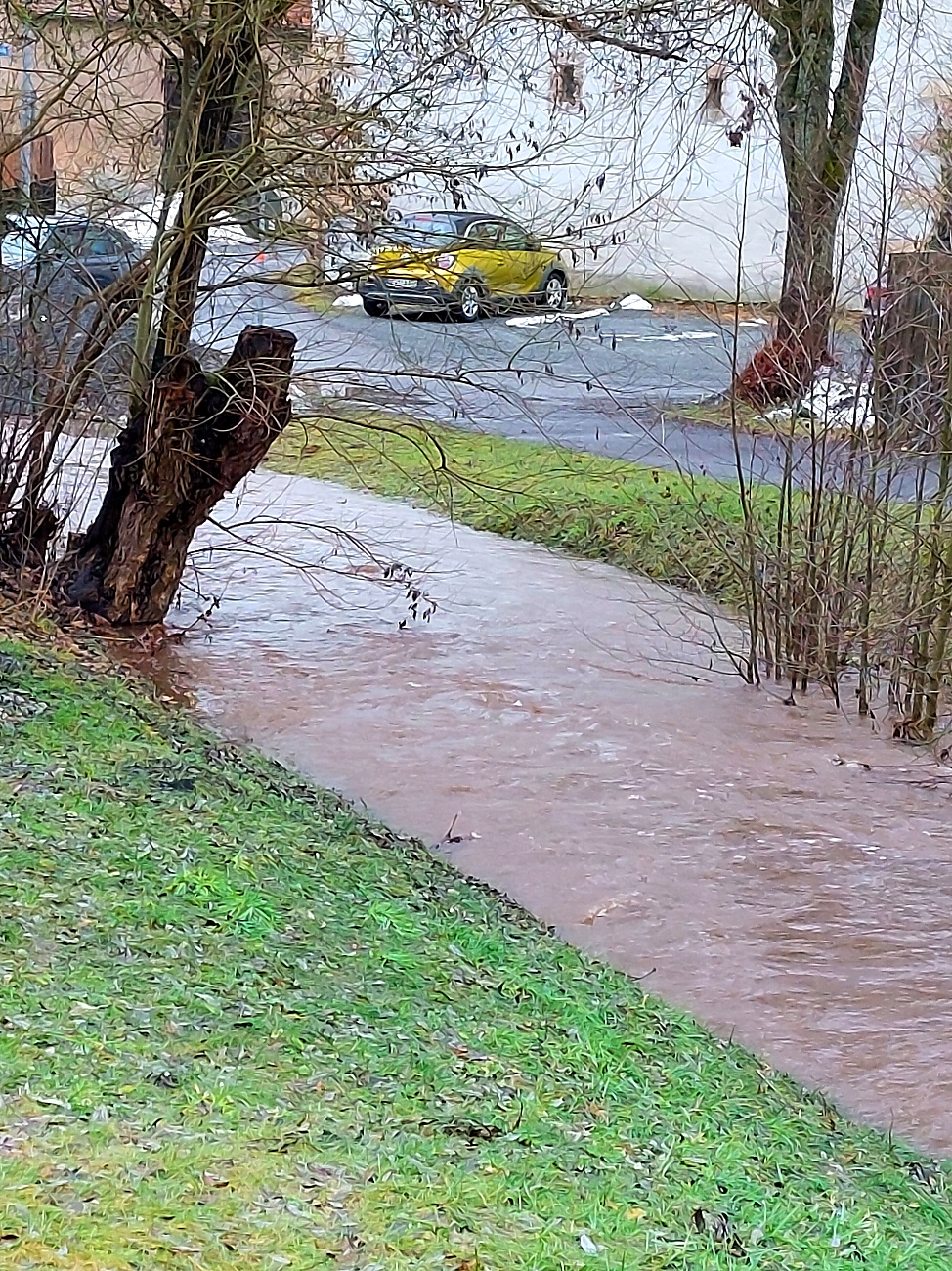 Hohe Wasserstände in den Bächen in- und rund um Kemnath.
Die Schneeschmelze und das Regenwetter der letzten Tage sorgte in kurzer Zeit für anschwellende Bäche.