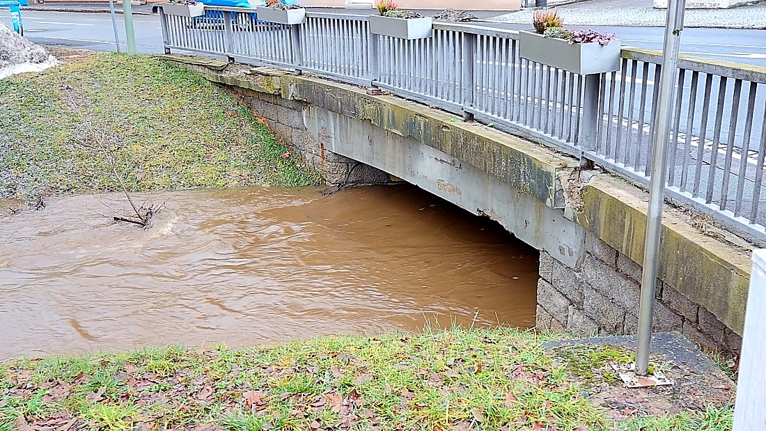 Hohe Wasserstände in den Bächen in- und rund um Kemnath.
Die Schneeschmelze und das Regenwetter der letzten Tage sorgte in kurzer Zeit für anschwellende Bäche.
