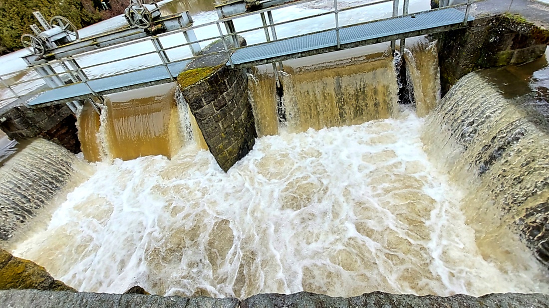 Hohe Wasserstände in den Bächen in- und rund um Kemnath.
Die Schneeschmelze und das Regenwetter der letzten Tage sorgte in kurzer Zeit für anschwellende Bäche.
