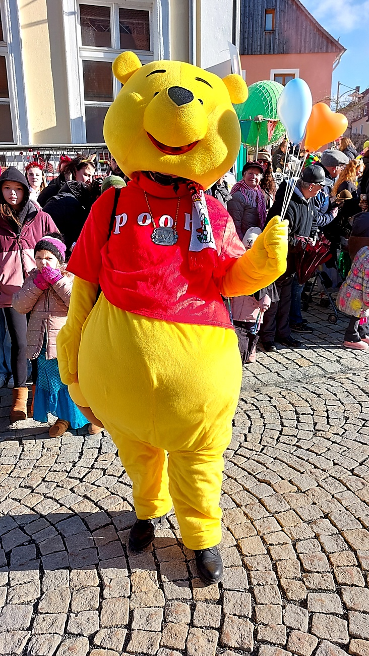 Faschingszug durch Waldeck 2026 - WCV Helau!!!

Am 15. Februar 2026 war es wieder soweit. Tausende Besucher jubelten den Narren zu, das Wetter wurde wie bestellt, wunderschön. Die Sonne strahlte und alle Menschen waren voller Faschings-Laune. WCV Helau!!!!