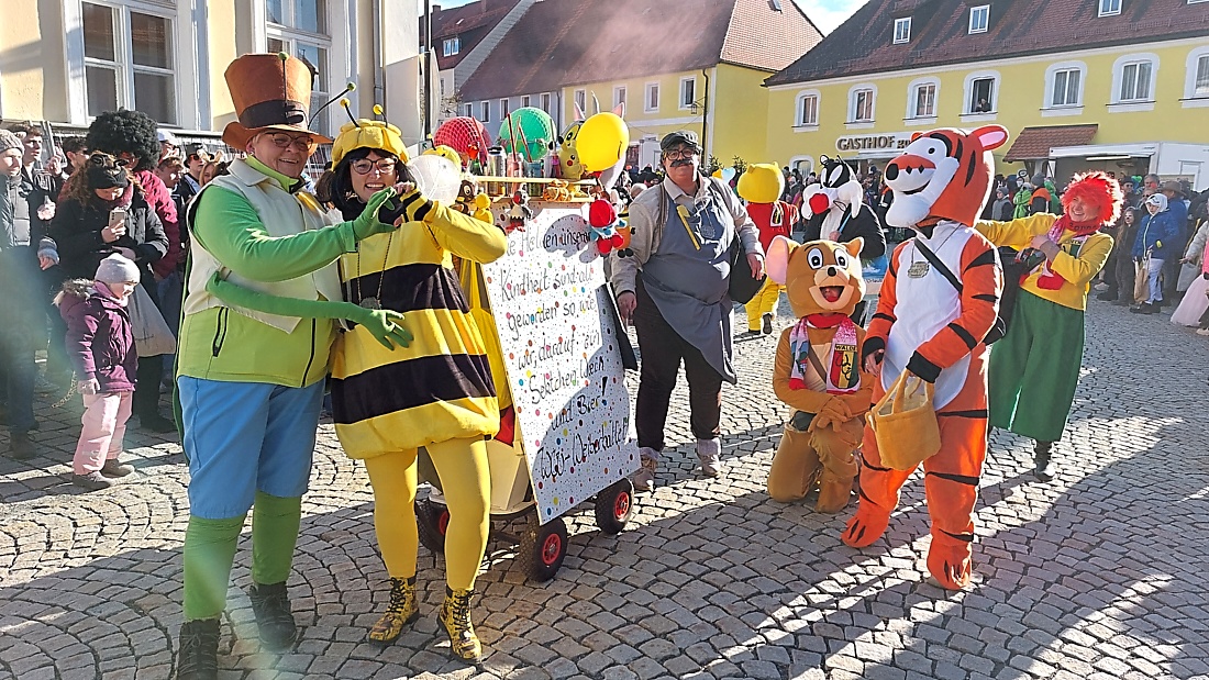Faschingszug durch Waldeck 2026 - WCV Helau!!!

Am 15. Februar 2026 war es wieder soweit. Tausende Besucher jubelten den Narren zu, das Wetter wurde wie bestellt, wunderschön. Die Sonne strahlte und alle Menschen waren voller Faschings-Laune. WCV Helau!!!!