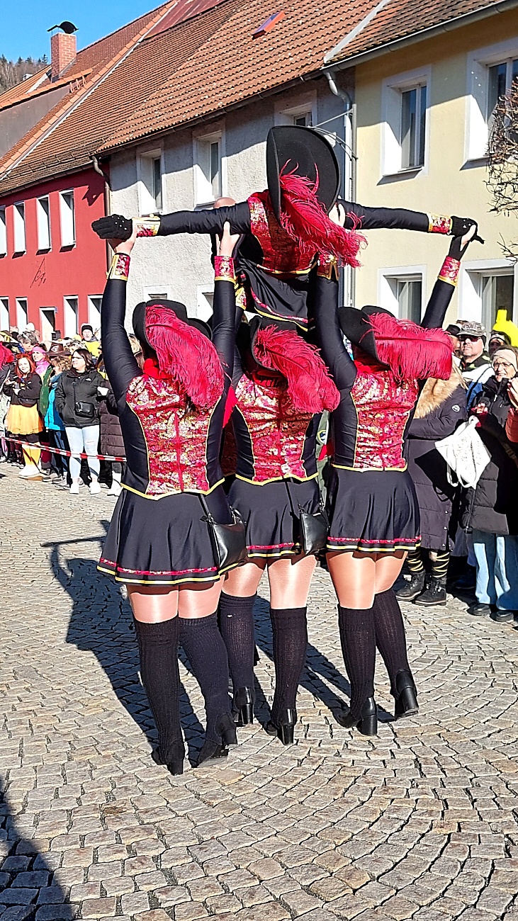 Faschingszug durch Waldeck 2026 - WCV Helau!!!

Am 15. Februar 2026 war es wieder soweit. Tausende Besucher jubelten den Narren zu, das Wetter wurde wie bestellt, wunderschön. Die Sonne strahlte und alle Menschen waren voller Faschings-Laune. WCV Helau!!!!