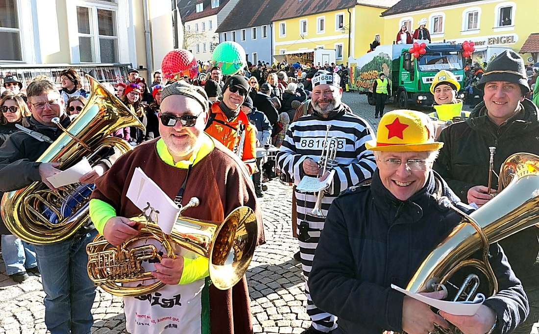 Faschingszug durch Waldeck 2026 - WCV Helau!!!

Am 15. Februar 2026 war es wieder soweit. Tausende Besucher jubelten den Narren zu, das Wetter wurde wie bestellt, wunderschön. Die Sonne strahlte und alle Menschen waren voller Faschings-Laune. WCV Helau!!!!