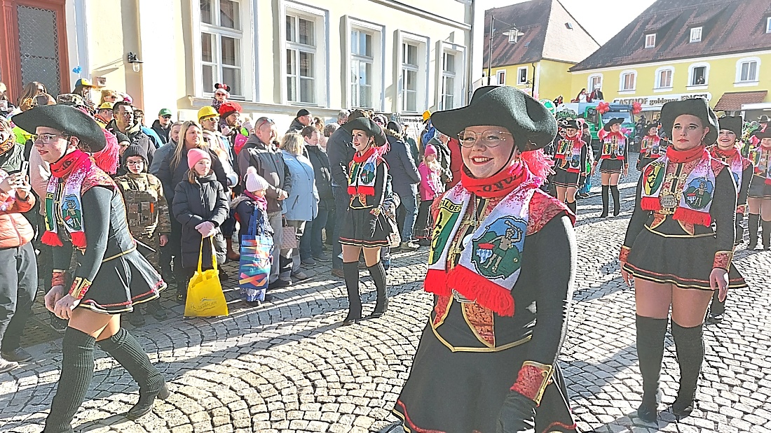 Faschingszug durch Waldeck 2026 - WCV Helau!!!

Am 15. Februar 2026 war es wieder soweit. Tausende Besucher jubelten den Narren zu, das Wetter wurde wie bestellt, wunderschön. Die Sonne strahlte und alle Menschen waren voller Faschings-Laune. WCV Helau!!!!