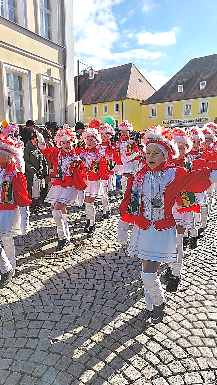 Faschingszug durch Waldeck 2026 - WCV Helau!!!

Am 15. Februar 2026 war es wieder soweit. Tausende Besucher jubelten den Narren zu, das Wetter wurde wie bestellt, wunderschön. Die Sonne strahlte und alle Menschen waren voller Faschings-Laune. WCV Helau!!!!
