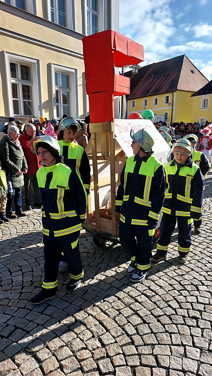 Faschingszug durch Waldeck 2026 - WCV Helau!!!

Am 15. Februar 2026 war es wieder soweit. Tausende Besucher jubelten den Narren zu, das Wetter wurde wie bestellt, wunderschön. Die Sonne strahlte und alle Menschen waren voller Faschings-Laune. WCV Helau!!!!
