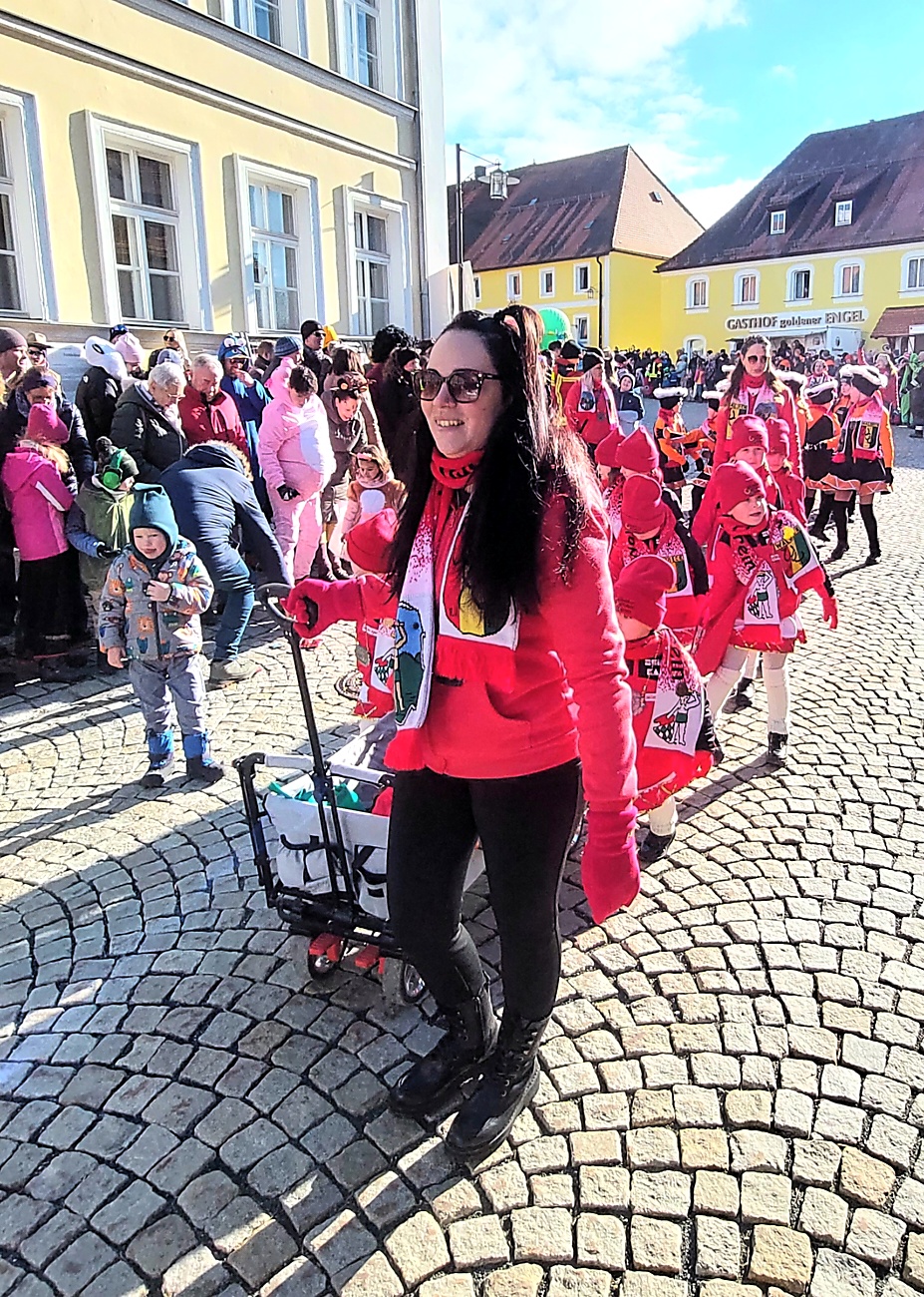 Faschingszug durch Waldeck 2026 - WCV Helau!!!

Am 15. Februar 2026 war es wieder soweit. Tausende Besucher jubelten den Narren zu, das Wetter wurde wie bestellt, wunderschön. Die Sonne strahlte und alle Menschen waren voller Faschings-Laune. WCV Helau!!!!