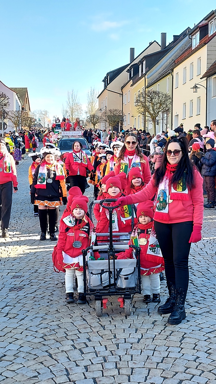 Faschingszug durch Waldeck 2026 - WCV Helau!!!

Am 15. Februar 2026 war es wieder soweit. Tausende Besucher jubelten den Narren zu, das Wetter wurde wie bestellt, wunderschön. Die Sonne strahlte und alle Menschen waren voller Faschings-Laune. WCV Helau!!!!
