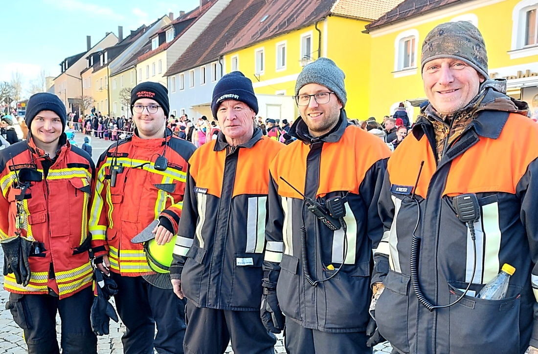 Faschingszug durch Waldeck 2026 - WCV Helau!!!

Am 15. Februar 2026 war es wieder soweit. Tausende Besucher jubelten den Narren zu, das Wetter wurde wie bestellt, wunderschön. Die Sonne strahlte und alle Menschen waren voller Faschings-Laune. WCV Helau!!!!