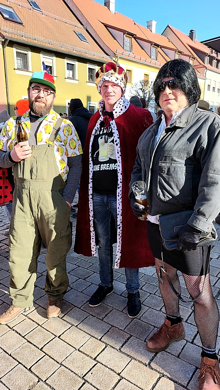 Faschingszug durch Waldeck 2026 - WCV Helau!!!

Am 15. Februar 2026 war es wieder soweit. Tausende Besucher jubelten den Narren zu, das Wetter wurde wie bestellt, wunderschön. Die Sonne strahlte und alle Menschen waren voller Faschings-Laune. WCV Helau!!!!