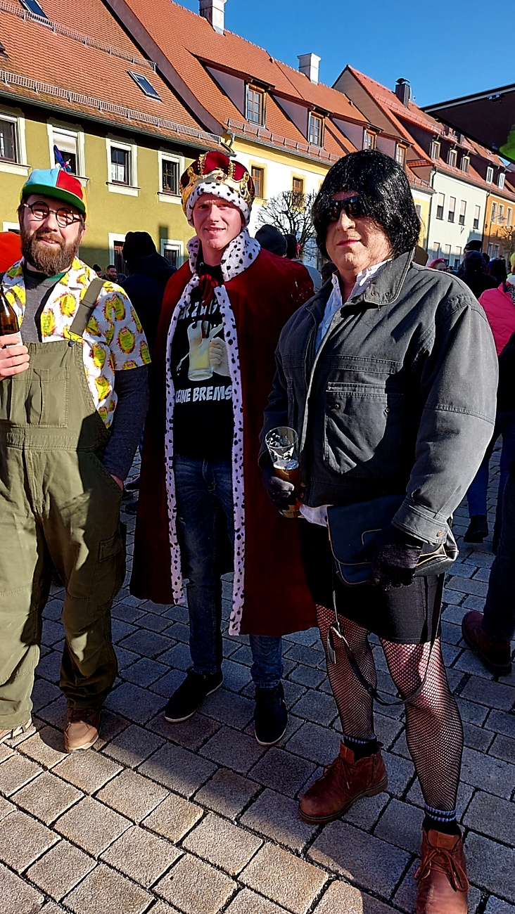 Faschingszug durch Waldeck 2026 - WCV Helau!!!

Am 15. Februar 2026 war es wieder soweit. Tausende Besucher jubelten den Narren zu, das Wetter wurde wie bestellt, wunderschön. Die Sonne strahlte und alle Menschen waren voller Faschings-Laune. WCV Helau!!!!